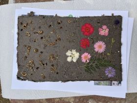 Geschöpftes Papier mit Blumen